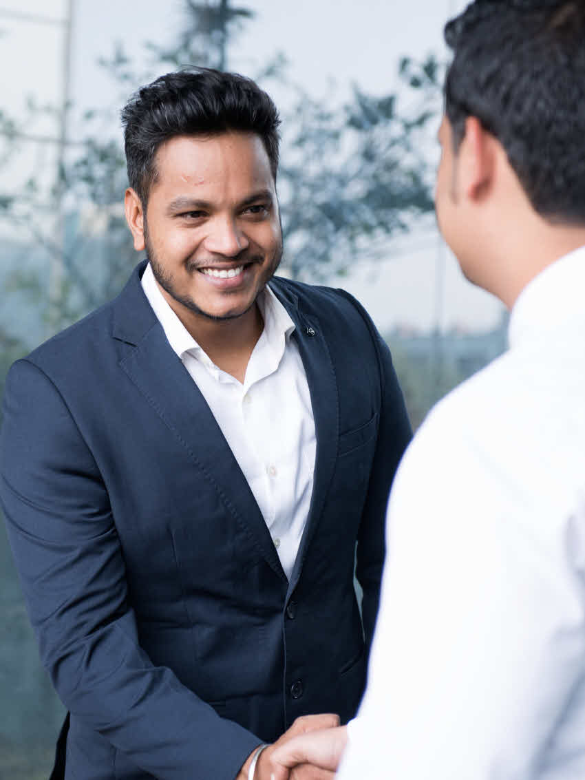 DSV 男性员工与顾客握手